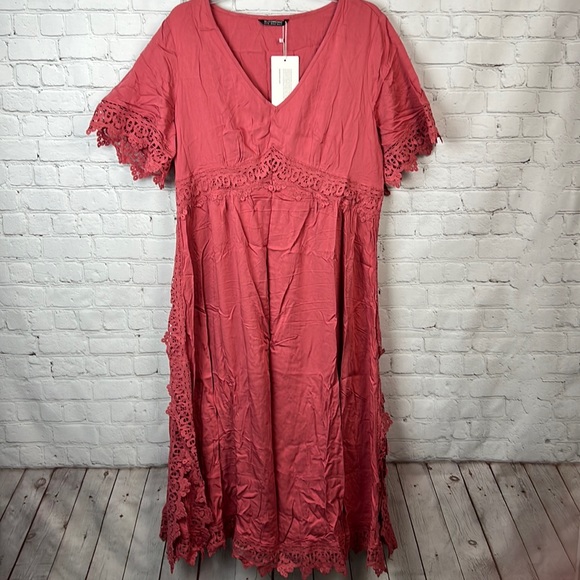 BloomChic Dresses & Skirts - BloomChic Coral Midi Dress with Lace Trim